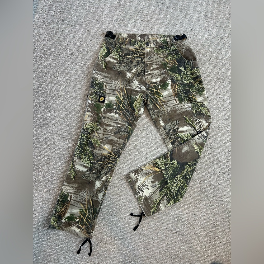SCENTBLOCKER CAMO PANTS IN SIZE LARGE. Has 6 pockets and drawstrings at ankles.